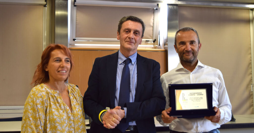 Silvia e Luca di Officina Naturae ricevono uno dei Bio Awards 2021